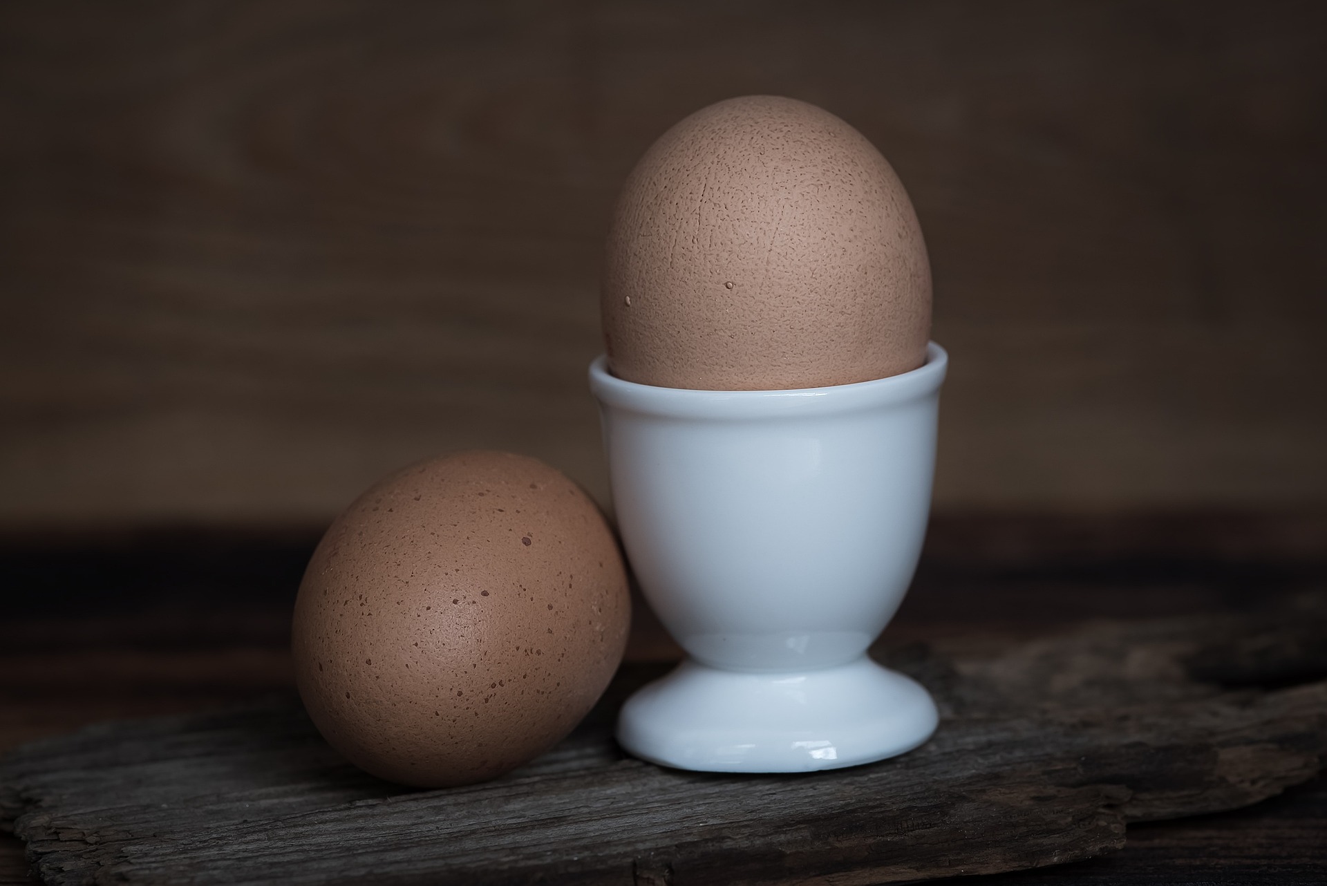 Oeuf de poule à coquille molle déformé par manque de calcium
